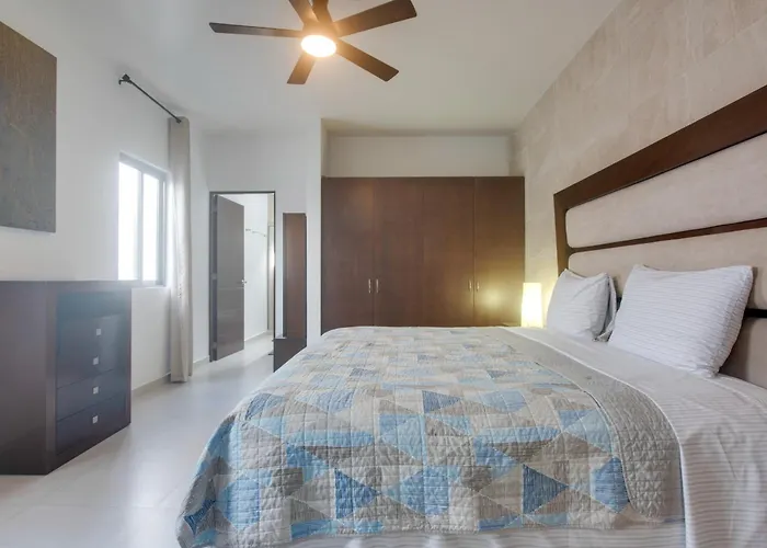 1 Mi To Beach: Luxe W/ Pool Hébergement de vacances
