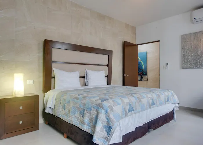 1 Mi To Beach: Luxe W/ Pool