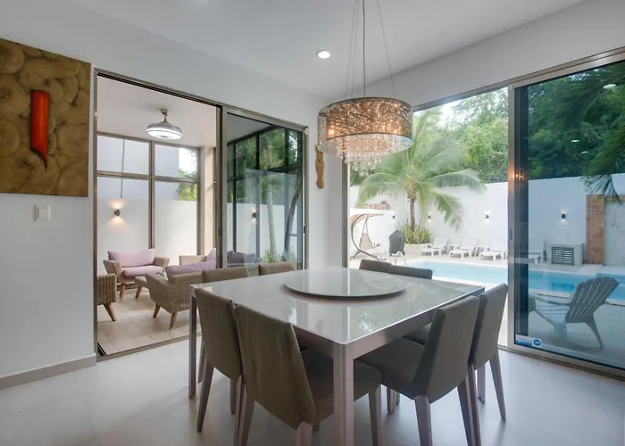 1 Mi To Beach: Luxe W/ Pool Hébergement de vacances *