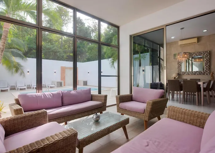 1 Mi To Beach: Luxe W/ Pool Hébergement de vacances