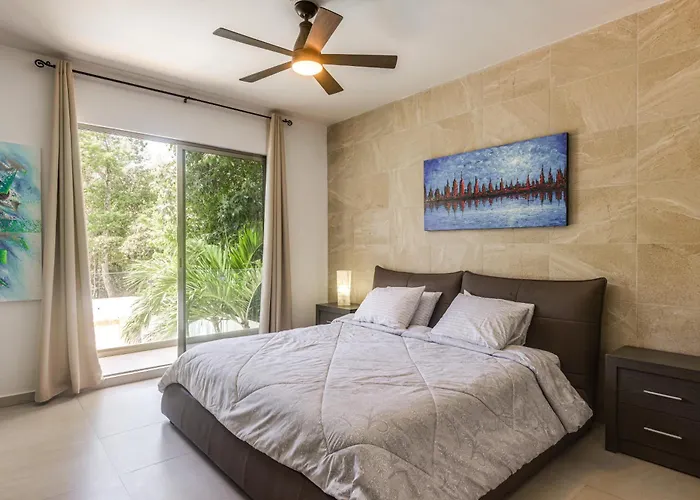 1 Mi To Beach: Luxe W/ Pool Hébergement de vacances