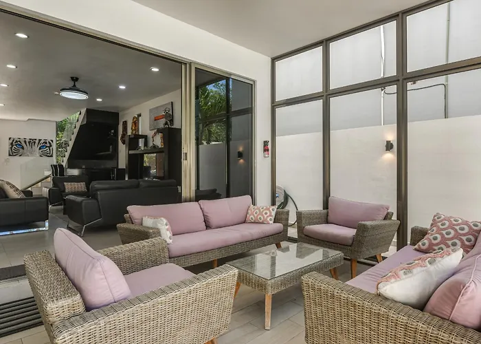 1 Mi To Beach: Luxe W/ Pool Hébergement de vacances