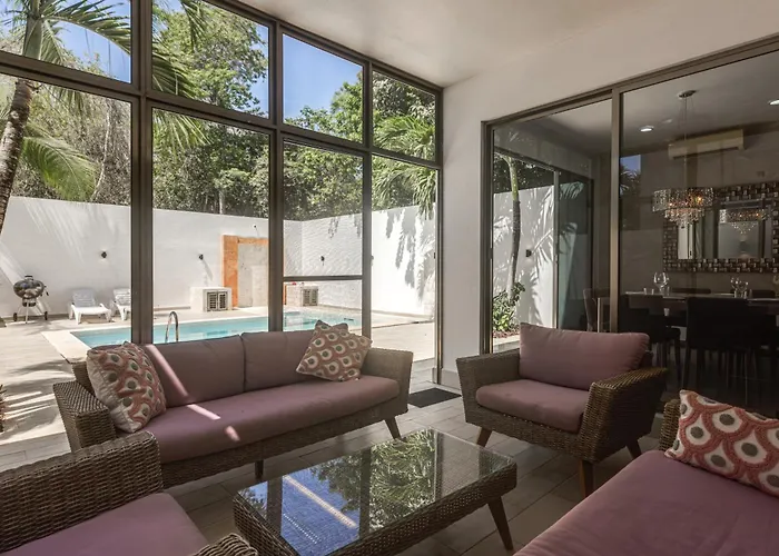 1 Mi To Beach: Luxe W/ Pool *
